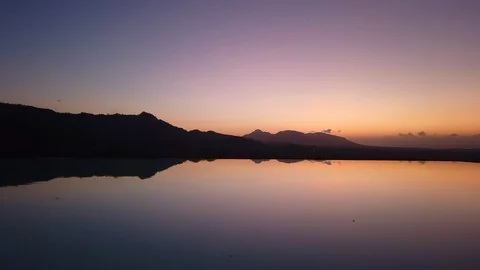 Hyperlapse of pink and blue sunset reflecting in infinity pool Video stock 121209609