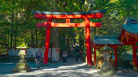 Hyperlapse of the red Torii gate nestled in the mountain forest at Hakone Shrine Stock-Footage 335433483
