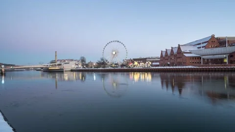 Hyperlapse of a Riverfront Ferris Wheel in a Snowy European City at Twilight 库存影片 331103871