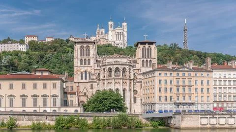 Hyperlapse of Saint John the Baptist Cathedral and Basilica of Notre-Dame de  Foto stock