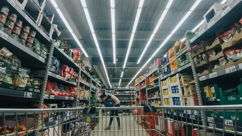 Hyperlapse of Shopping Cart Moving Through Supermarket Aisle 库存影片 113469715