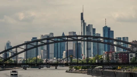 Hyperlapse Shot Bridge With A Train And Frankfurt Cityscape Behind It 스톡 동영상 142206949