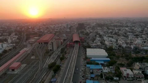 Hyperlapse shot at dusk sunset flying over elevated metro track with busy road Vídeo Stock 171372940