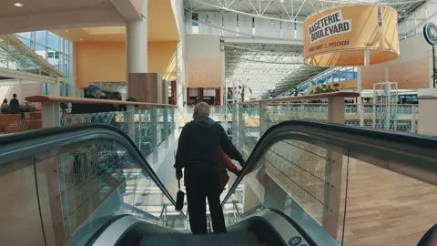 Hyperlapse shot inside a shopping mall 動画素材 131152021