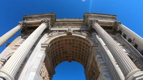 Hyperlapse shot walking towards the Arco della Pace Video stock 136874840