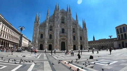 Hyperlapse shot walking towards the Milan Cathedral Video stock 136819517