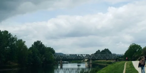 Hyperlapse of the south side of the Florence Arno river during a cloudy day. Vidéo 75614957