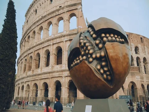 Hyperlapse of the statue of a huge grapefruit opposite the Coliseum Video stock 80345947