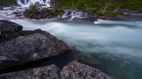 Hyperlapse of a streaming wild river with rocks in Norway Video stock 254204088