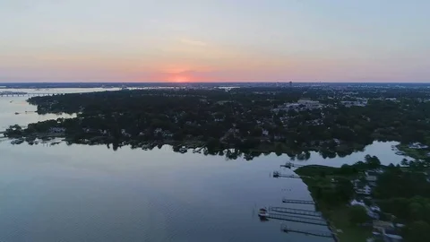 Hyperlapse of the sun coming up over Norfolk Virginia from a Portsmouth Park Video stock 108633156