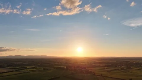 Hyperlapse Sunrise Over Vast Horizon and Cloudy Sky Stockbeeldmateriaal 337398515