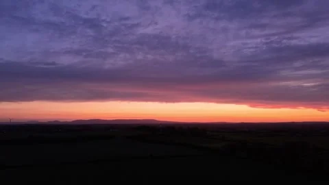 Hyperlapse sunset horizon with dark landscape silhouette 4K Stockbeeldmateriaal 333933241