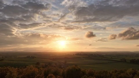 Hyperlapse sunset over fields with dramatic clouds and sun rays 4K 库存影片 333933224