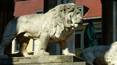 Hyperlapse Time Lapse Lion Statue Sculpture Odeonsplatz Munich Germany Europe Vídeos de archivo 37664007