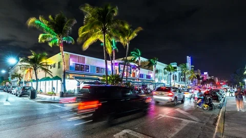 Hyperlapse (time lapse) of night time Ocean drive with car traffic, Florida. USA 库存影片 88401314