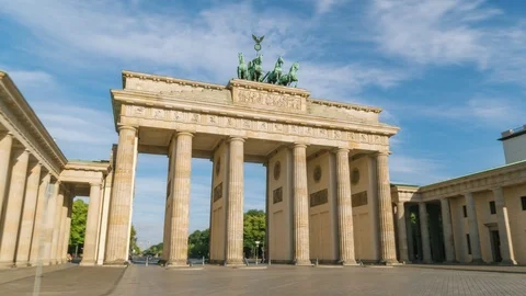 Hyperlapse time lapse sequence of the Brandenburg Gate in Berlin Germany Long Видео 111467670