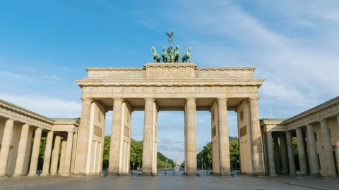 Hyperlapse time lapse sequence of the Brandenburg Gate of Berlin in early 스톡 동영상 117243845