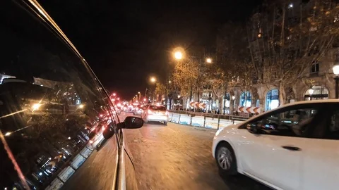 Hyperlapse time lapse view from a car driving on Paris Champs Elysee street Video stock 105723960