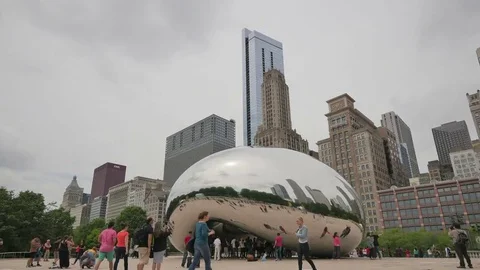 Hyperlapse timelapse Crowded Chicago Bean Monument in Millennium Park Stock-Footage 84768970