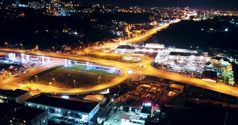 Hyperlapse timelapse of night city traffic on 4-way stop street intersection. Vidéo 103958568