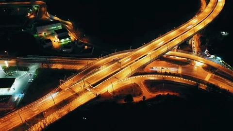 Hyperlapse timelapse of night city traffic on 4-way street intersection in Sochi Vidéo 104234916