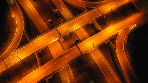 Hyperlapse timelapse of night city traffic on 4-way stop street Vidéo 104484425