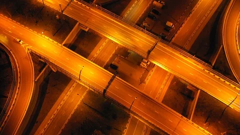 Hyperlapse timelapse of night city traffic on 4-way stop street Vidéo 104484663