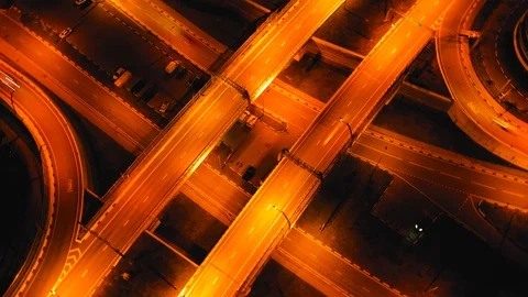 Hyperlapse timelapse of night city traffic on 4-way stop street Vidéo 104489147