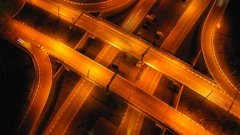 Hyperlapse timelapse of night city traffic on 4-way stop street Vidéo 104489295