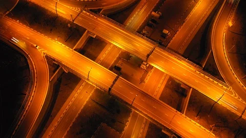 Hyperlapse timelapse of night city traffic on 4-way stop street Vidéo 104490599