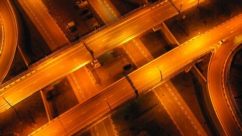 Hyperlapse timelapse of night city traffic on 4-way stop street Vidéo 104490681