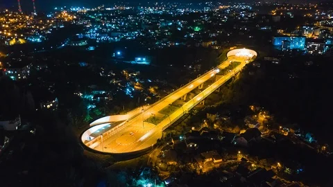 Hyperlapse timelapse night city traffic on 4-lane, Sochi, Russia. Vidéo 105342738