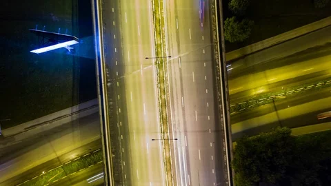 Hyperlapse timelapse zoom out of night city traffic on 4-way stop street 스톡 동영상 113614119