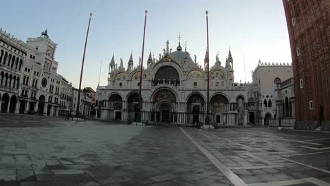 Hyperlapse towards the Basilica di San Marco in Venice in the morning. Video stock 182864383