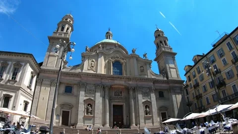 Hyperlapse towards Sant’Alessandro in Milan Video stock 136874975