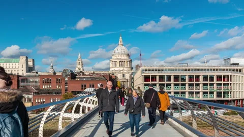 Hyperlapse towards St. Paul's Cathedral through the millennium bridge. Stock Footage 256759297