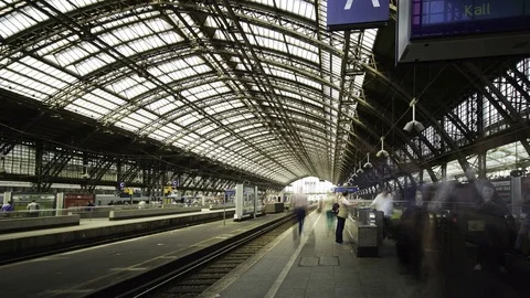 Hyperlapse of trains passing by in a platform of the Cologne Central station. Vidéo 79751985