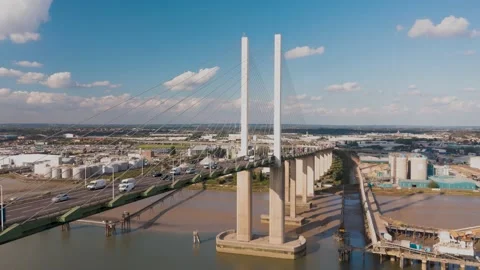Hyperlapse of transportation on the famous bridge in the large city Video stock 171929939