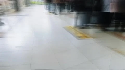 Hyperlapse video of crowds pacing at the bus stop Video stock 302727674