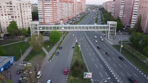 Hyperlapse video of a flight over a road and a pedestrian bridge. Stockbeeldmateriaal 131569716