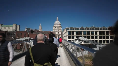 Hyperlapse of walking over tthe Millenium Bridge towards St. Paul's Cathedral 库存影片 306066192