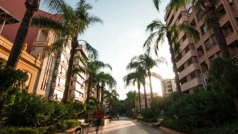 Hyperlapse of Walking through a city Avenue Stockbeeldmateriaal 88506616