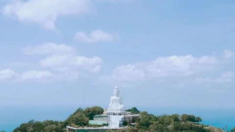 Hyperlapse of white Buddha statue in Thailand, standing on the top of mountain. Video stock 170906745