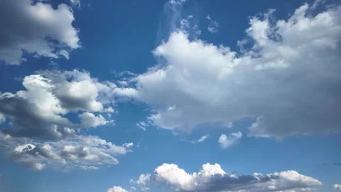 Hyperlapse with white clouds forming on sunny blue sky. Vídeos de archivo 282710668