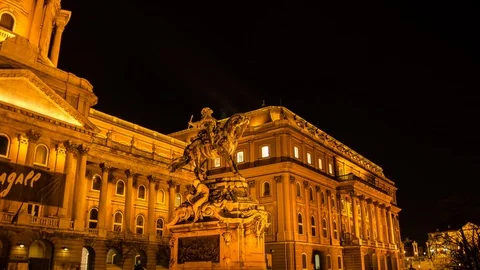 Hyperlapse/Moving timelapse of Statue of Prince Eugene of Savoy statue at nig Video stock 105508600