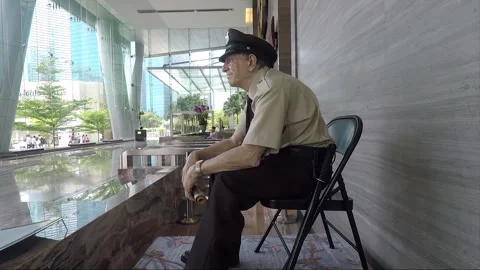 Hyperrealistic Security Guard Sculpture, OUE, Marina Bay, Downtown, Singapore 库存影片 335103869