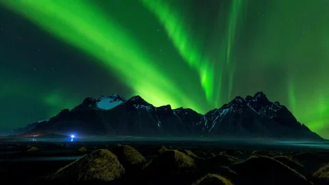 Hypnotic Northern Lights Dancing Above Snowy Scandinavian Peaks. Captivating Vidéo 334658769