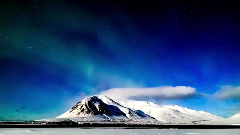Hypnotic Northern Lights Dancing Above Snowy Scandinavian Peaks. Captivating Vídeos de archivo 334658983