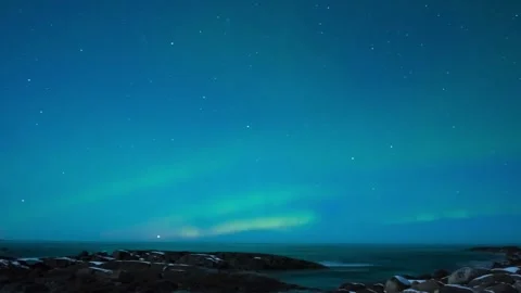 Hypnotic Northern Lights Dancing Above Snowy Scandinavian Peaks. Captivating 動画素材 334659056
