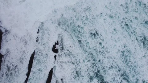 Hypnotic Waves of the ocean with some rocks Video stock 143480061